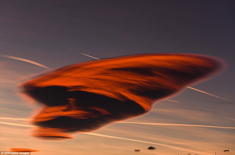 Ngây ngất với những chiếc đĩa bay được tạo thành từ mây - Ảnh 3.