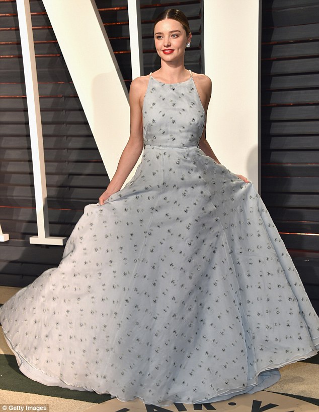Miranda Kerr quý phái cùng dàn mỹ nhân khoe ngực đầy táo bạo tại tiệc hậu Oscar  - Ảnh 2.
