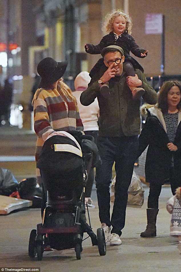 Con gái tóc xoăn đáng yêu nhà tài tử Ryan Reynolds thích thú khi được bố cho ngồi trên vai - Ảnh 2.