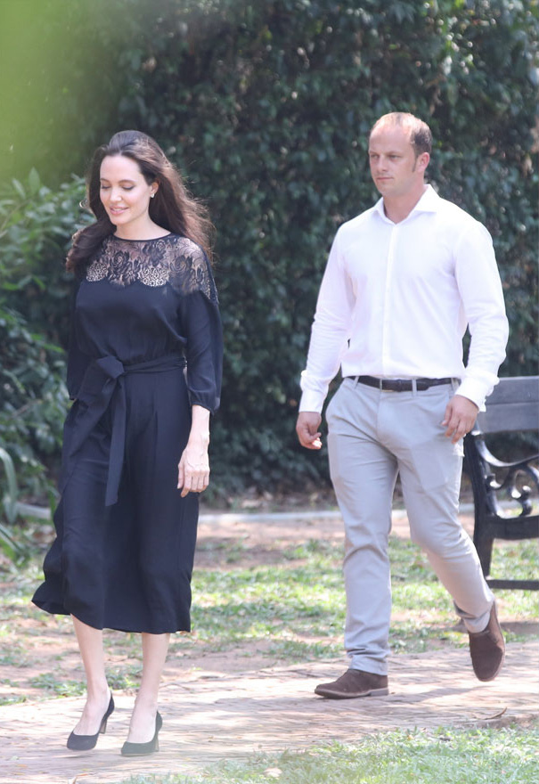 Angelina Jolie bị bắt gặp đi cùng bạn trai “tin đồn” sau khi ly hôn Brad Pitt - Ảnh 1.