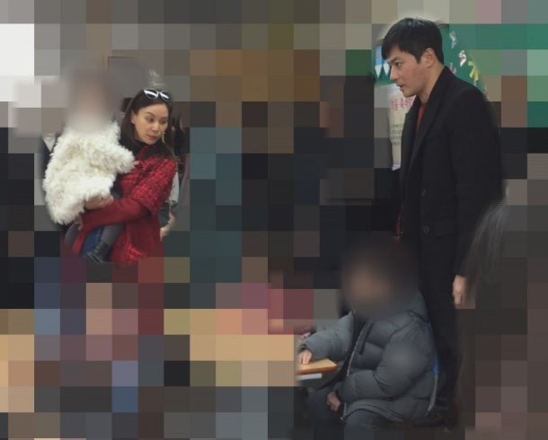 Lộ ảnh Jang Dong Gun và bà xã dự lễ nhập học của con trai - Ảnh 1.