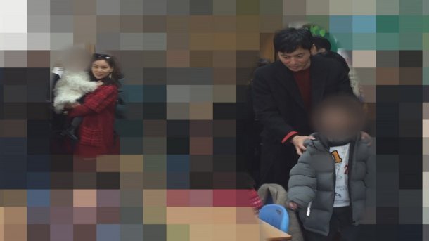 Lộ ảnh Jang Dong Gun và bà xã dự lễ nhập học của con trai - Ảnh 2.