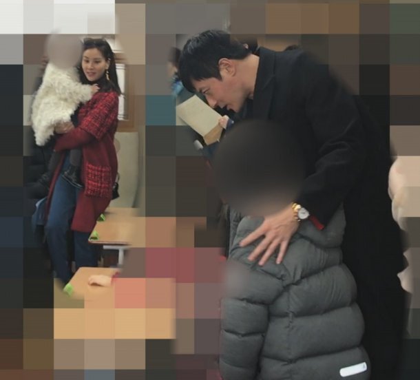Lộ ảnh Jang Dong Gun và bà xã dự lễ nhập học của con trai - Ảnh 4.