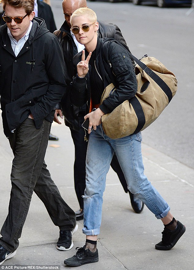 Kristen Stewart gây sốc khi xuất hiện với hình ảnh đầu trọc - Ảnh 3.