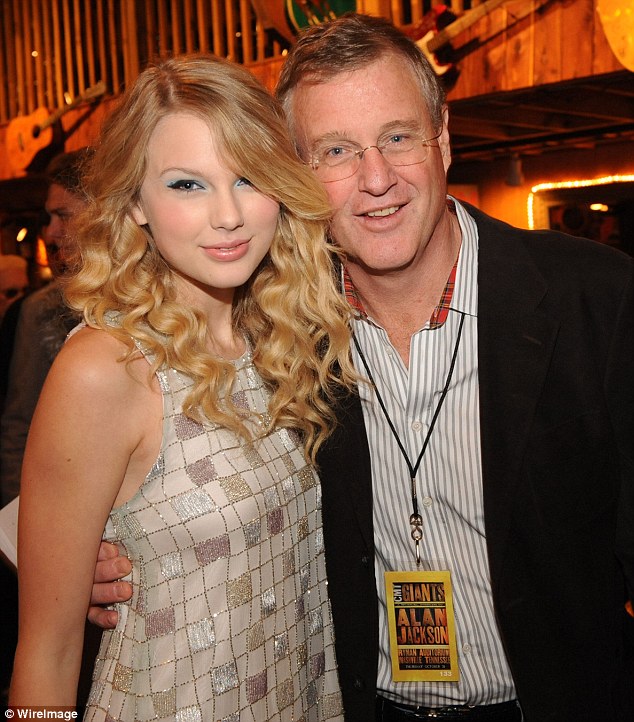 Taylor Swift bị fan cuồng leo mái nhà tìm gặp lúc nửa đêm - Ảnh 3.