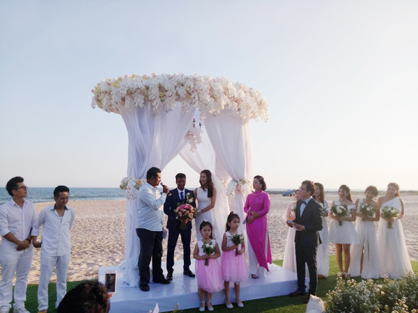 Diễn viên “Cổng mặt trời” Nguyệt Ánh và chồng Ấn Độ làm đám cưới lãng mạn trên biển  - Ảnh 2.