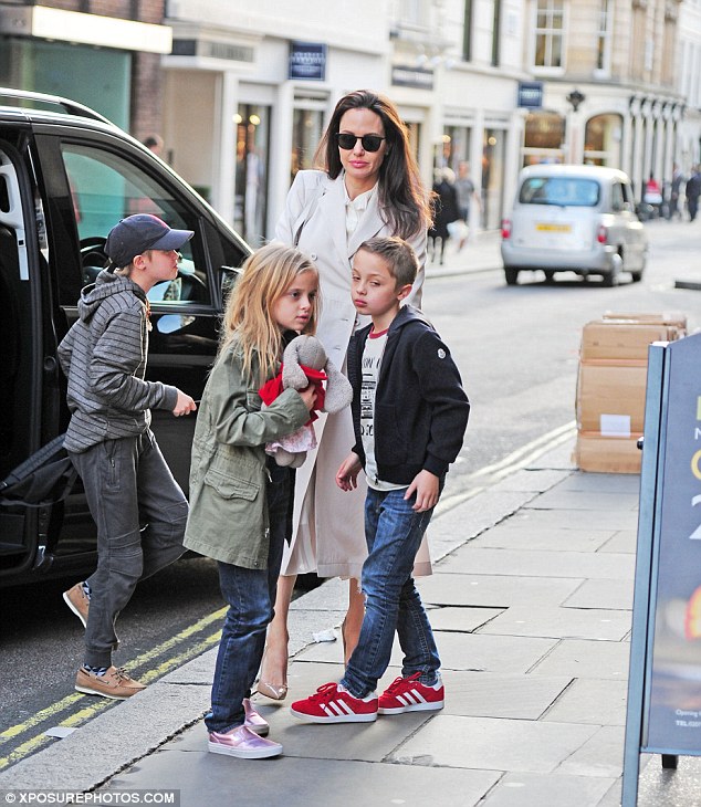 Angelina Jolie cười như mùa thu tỏa nắng khi đưa 3 con ruột đi mua sắm  - Ảnh 1.