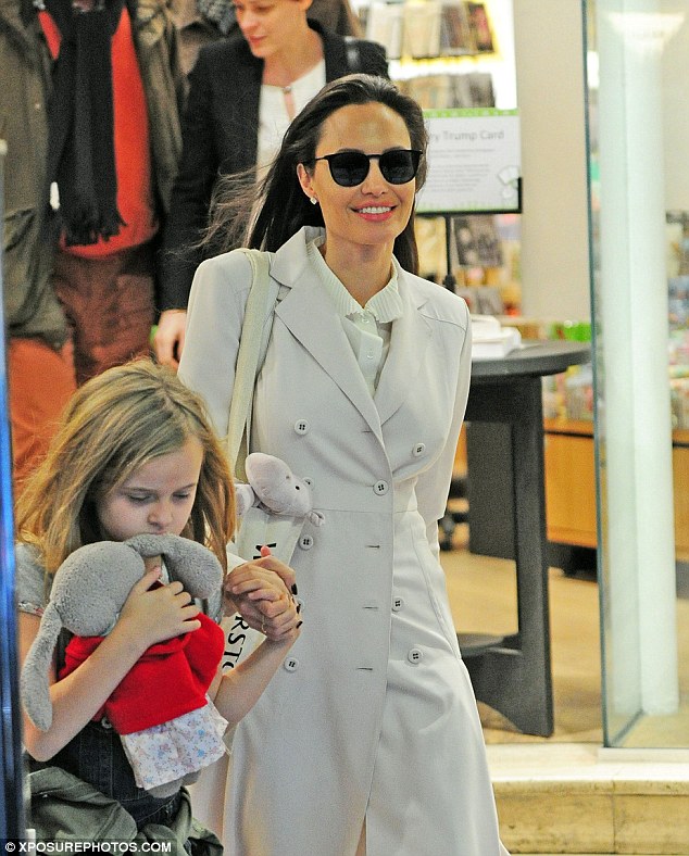 Angelina Jolie cười như mùa thu tỏa nắng khi đưa 3 con ruột đi mua sắm  - Ảnh 5.