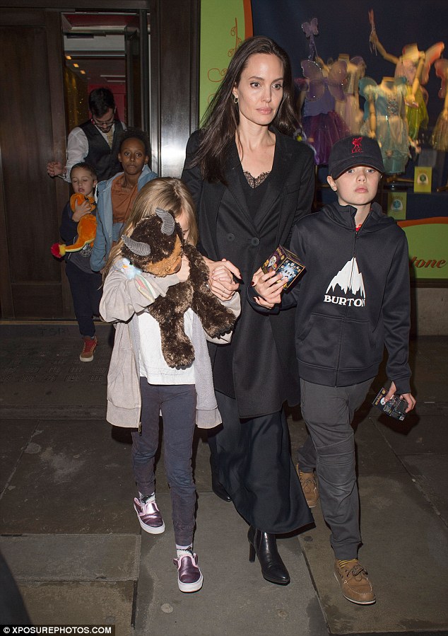 Angelina Jolie cười như mùa thu tỏa nắng khi đưa 3 con ruột đi mua sắm  - Ảnh 7.