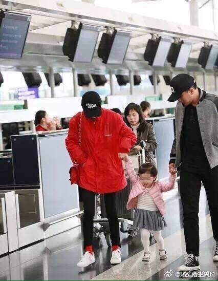 Lưu Khải Uy và con gái Tiểu Gạo Nếp ra sân bay tiễn Dương Mịch trở về Bắc Kinh - Ảnh 1.