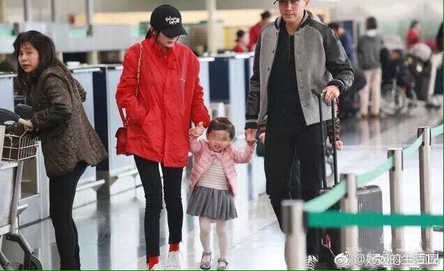Lưu Khải Uy và con gái Tiểu Gạo Nếp ra sân bay tiễn Dương Mịch trở về Bắc Kinh
