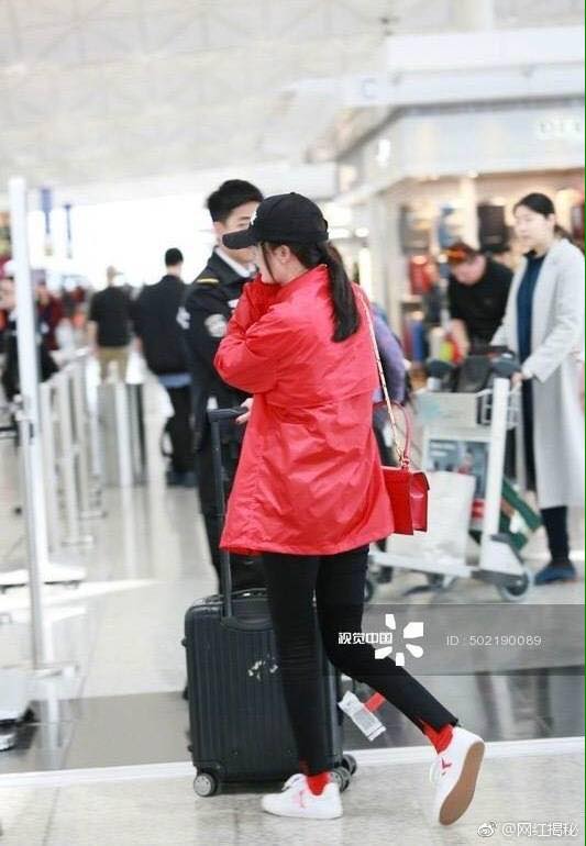 Lưu Khải Uy và con gái Tiểu Gạo Nếp ra sân bay tiễn Dương Mịch trở về Bắc Kinh - Ảnh 5.