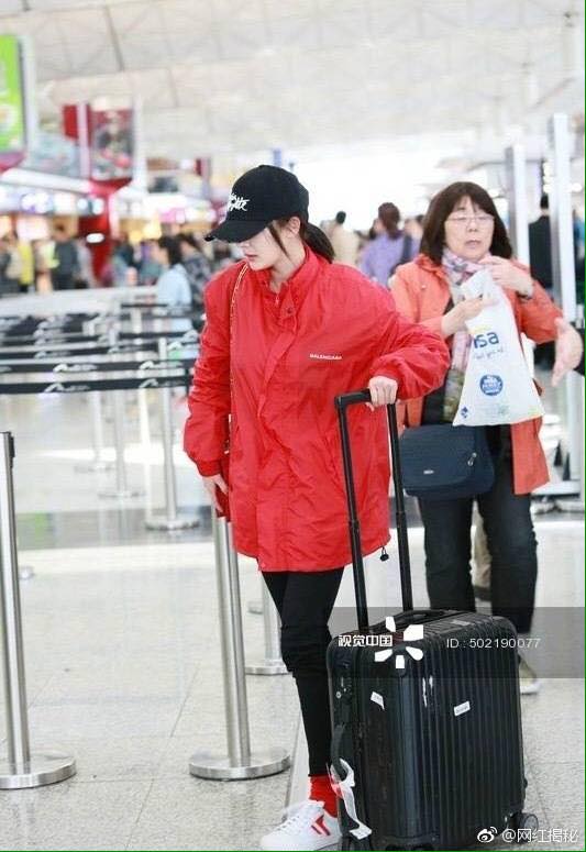 Lưu Khải Uy và con gái Tiểu Gạo Nếp ra sân bay tiễn Dương Mịch trở về Bắc Kinh - Ảnh 6.