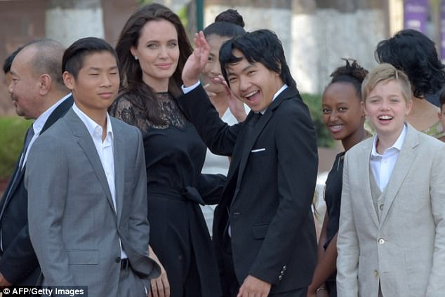 Brad Pitt bí mật gặp các con khi Angelina Jolie và lũ trẻ tới Campuchia - Ảnh 1.