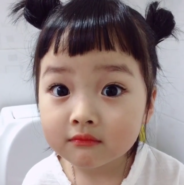 Một em bé mới cắt tóc, với mái tóc ngắn xinh xắn. Hãy xem hình ảnh của em bé để thấy sự đáng yêu và dễ thương của cô bé này.