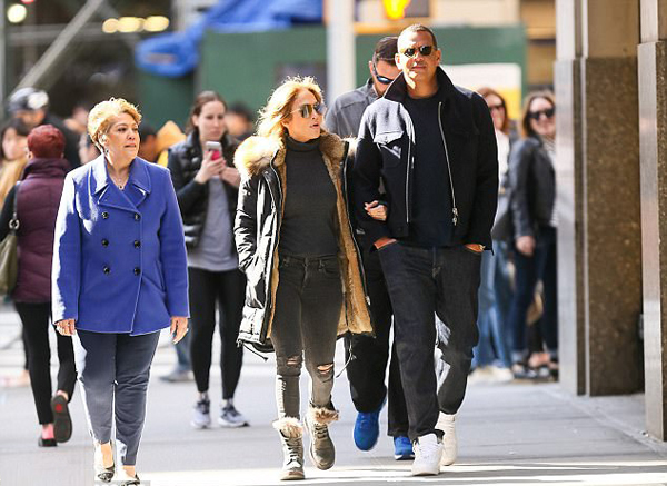 Jennifer Lopez đưa bạn trai kém 6 tuổi về ra mắt mẹ sau hơn 1 tháng hẹn hò - Ảnh 3.