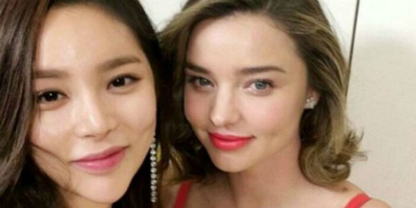 Miranda Kerr diện cây đỏ quyến rũ lấn át Hoa hậu Park Shi Yeon - Ảnh 5.