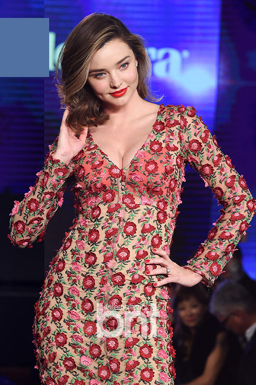 Miranda Kerr diện cây đỏ quyến rũ lấn át Hoa hậu Park Shi Yeon - Ảnh 8.