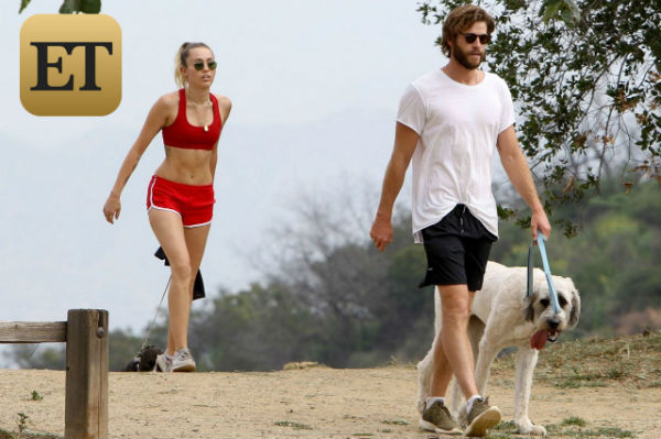 Miley Cyrus khoe thân hình gợi cảm khi đi bộ ngắm cảnh với bạn trai Liam Hemsworth - Ảnh 1.