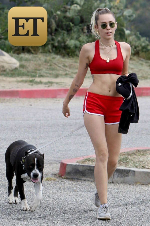 Miley Cyrus khoe thân hình gợi cảm khi đi bộ ngắm cảnh với bạn trai Liam Hemsworth - Ảnh 3.