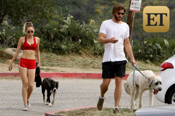Miley Cyrus khoe thân hình gợi cảm khi đi bộ ngắm cảnh với bạn trai Liam Hemsworth - Ảnh 4.