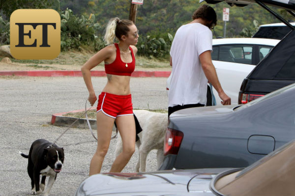 Miley Cyrus khoe thân hình gợi cảm khi đi bộ ngắm cảnh với bạn trai Liam Hemsworth - Ảnh 5.