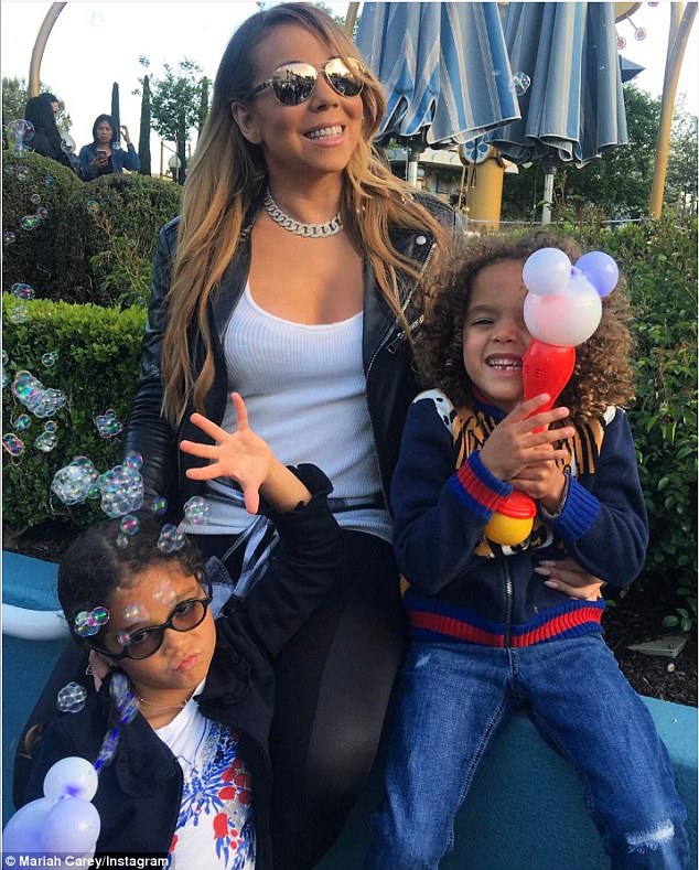 Cặp sinh đôi tóc xù nhà Mariah Carey quậy tưng tại Disneyland  - Ảnh 1.