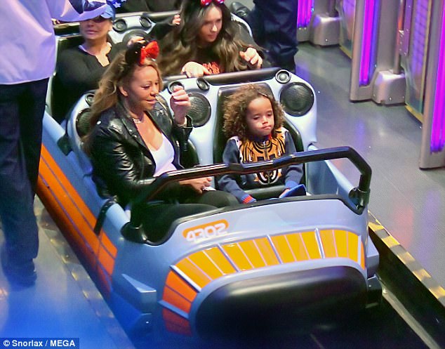 Cặp sinh đôi tóc xù nhà Mariah Carey quậy tưng tại Disneyland  - Ảnh 4.