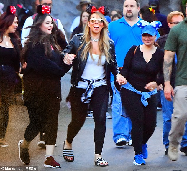 Cặp sinh đôi tóc xù nhà Mariah Carey quậy tưng tại Disneyland  - Ảnh 5.