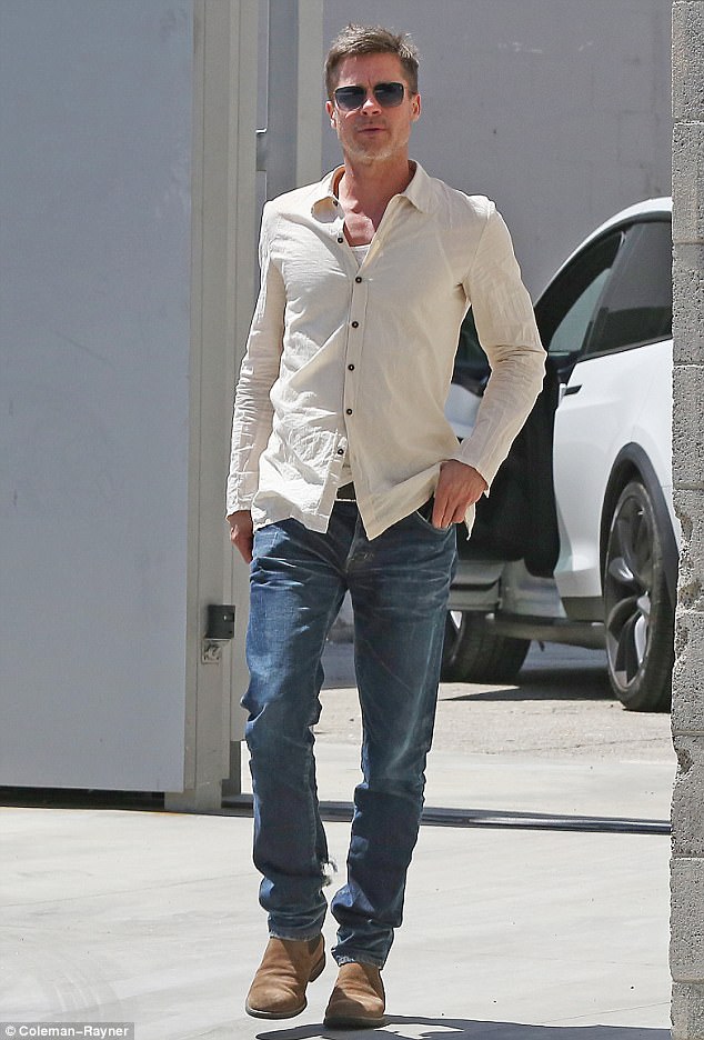 Brad Pitt bắt đầu “hẹn hò” trở lại sau khi chia tay Angelina Jolie - Ảnh 1. Brad Pitt bắt đầu “hẹn hò” trở lại sau khi chia tay Angelina Jolie - Ảnh 1.