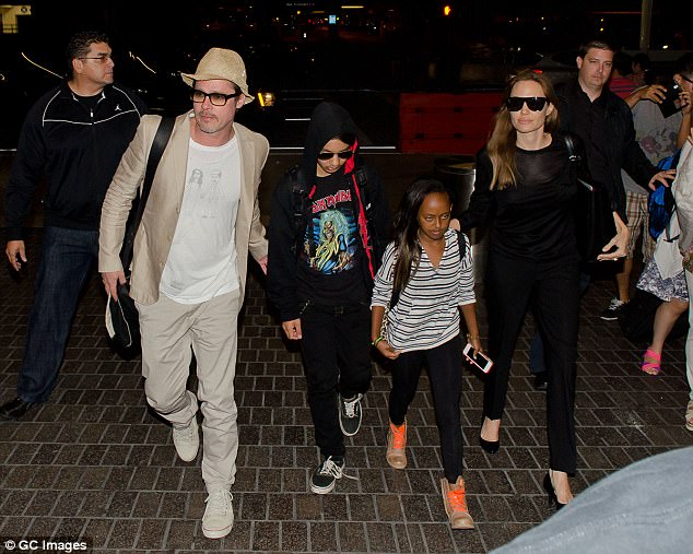 Brad Pitt bắt đầu “hẹn hò” trở lại sau khi chia tay Angelina Jolie - Ảnh 2. Brad Pitt bắt đầu “hẹn hò” trở lại sau khi chia tay Angelina Jolie - Ảnh 2.