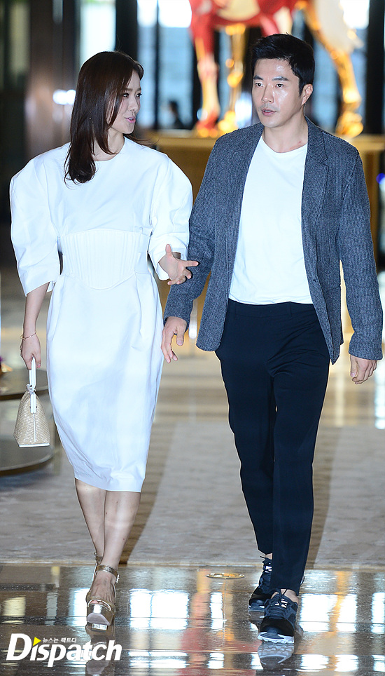 Vợ chồng Kwon Sang Woo và vợ chồng Lee Byung Hun tình tứ tại sự kiện - Ảnh 1.