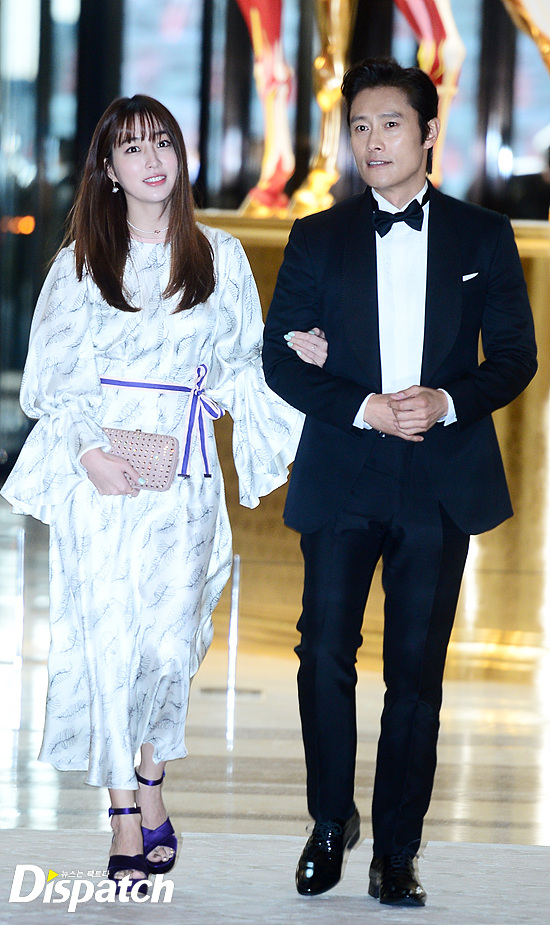 Vợ chồng Kwon Sang Woo và vợ chồng Lee Byung Hun tình tứ tại sự kiện - Ảnh 3.