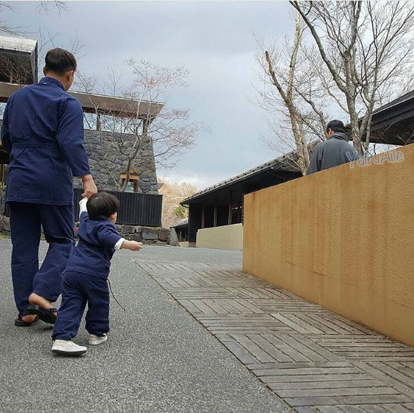 Hé lộ hình ảnh giản dị đáng yêu của Song Joong Ki bên gia đình trong chuyến du lịch Nhật Bản - Ảnh 2.