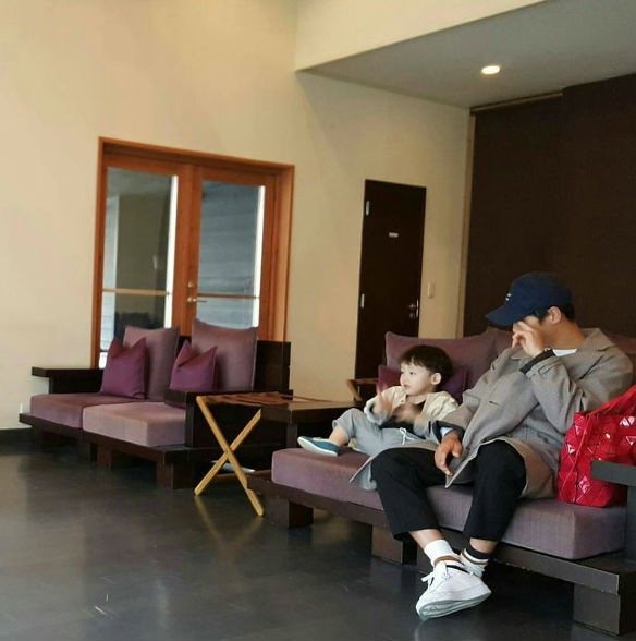 Hé lộ hình ảnh giản dị đáng yêu của Song Joong Ki bên gia đình trong chuyến du lịch Nhật Bản - Ảnh 3.