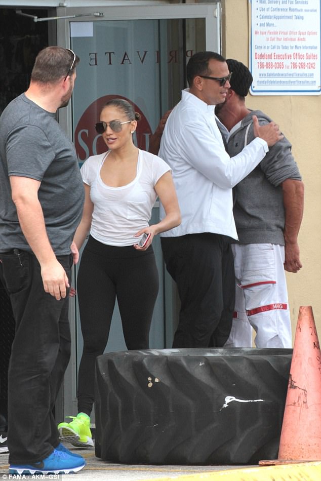 Jennifer Lopez diện đồ xuyên thấu nội y “dính như sam” với phi công trẻ - Ảnh 5.