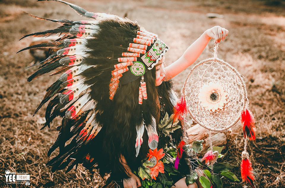 Nữ thổ dân xinh đẹp nói thành thạo 3 ngôn ngữ