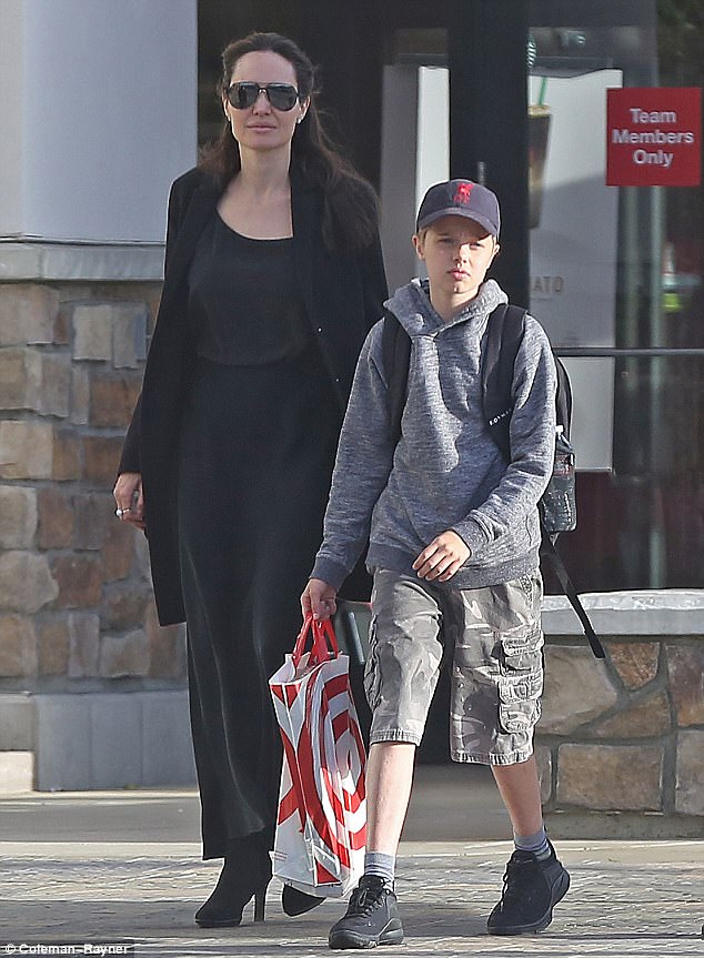 Angelina Jolie đưa con gái ruột đi mua sắm sau tin đồn bí mật hẹn hò với bạn trai mới - Ảnh 1.