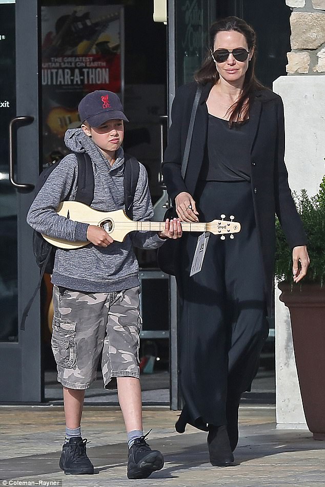 Angelina Jolie lên kế hoạch tổ chức tiệc mừng ly hôn Brad Pitt  - Ảnh 2.