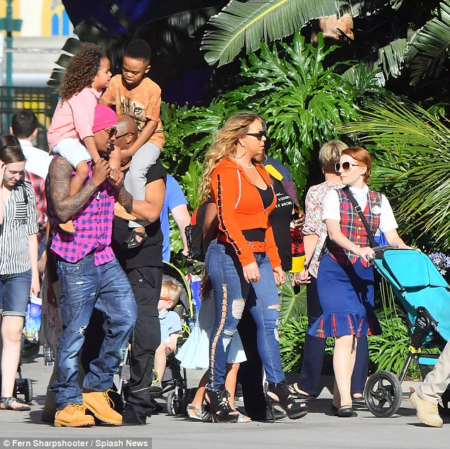 Cặp sinh đôi tóc xù nhà Mariah Carey tới Disneyland vui đùa nhân dịp sinh nhật lần thứ 6 - Ảnh 2.