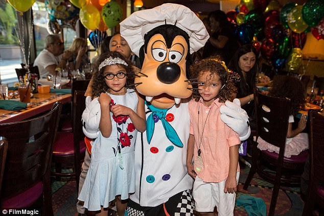 Cặp sinh đôi tóc xù nhà Mariah Carey tới Disneyland vui đùa nhân dịp sinh nhật lần thứ 6 - Ảnh 5.