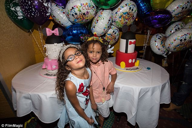 Cặp sinh đôi tóc xù nhà Mariah Carey tới Disneyland vui đùa nhân dịp sinh nhật lần thứ 6 - Ảnh 6.