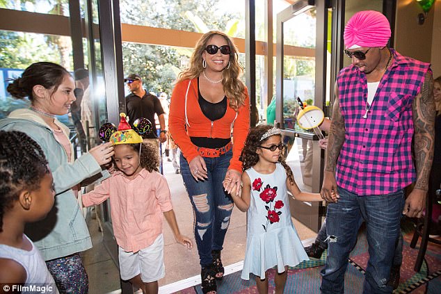 Cặp sinh đôi tóc xù nhà Mariah Carey tới Disneyland vui đùa nhân dịp sinh nhật lần thứ 6 - Ảnh 8.