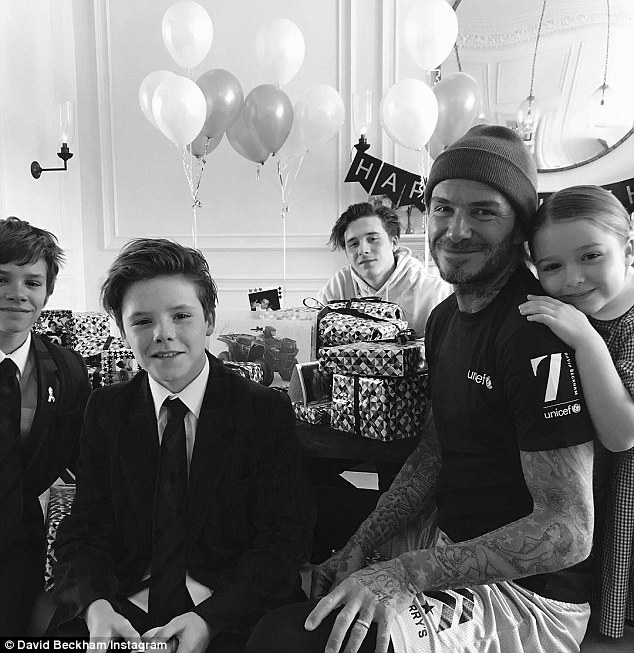 David Beckham đăng ảnh ngọt ngào bên Harper và 3 quý tử nhân dịp sinh nhật tuổi 42 - Ảnh 1.