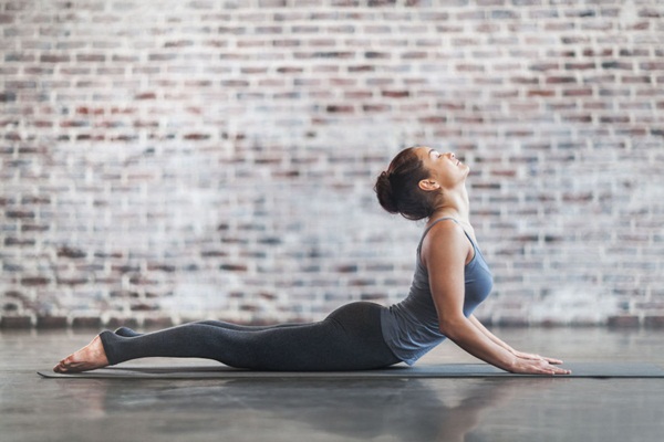 10 tư thế yoga dễ tập dành cho các cô nàng muốn vận động ở công sở - Ảnh 3.