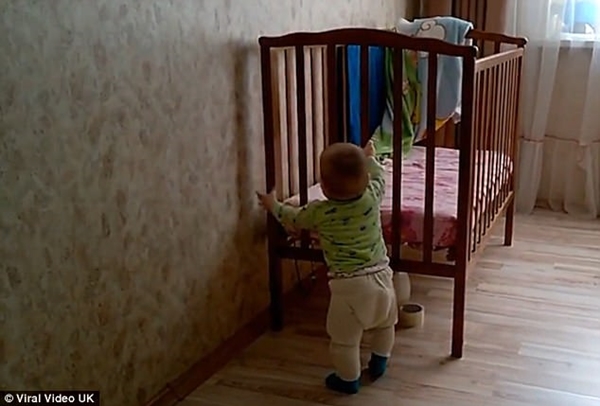 Ngạc nhiên chưa? Bé 10 tháng tuổi tự mình di chuyển cả 1 chiếc cũi gỗ khắp phòng - Ảnh 2.