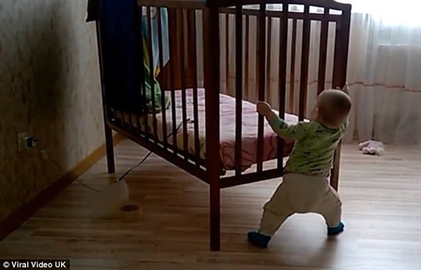 Ngạc nhiên chưa? Bé 10 tháng tuổi tự mình di chuyển cả 1 chiếc cũi gỗ khắp phòng - Ảnh 4.