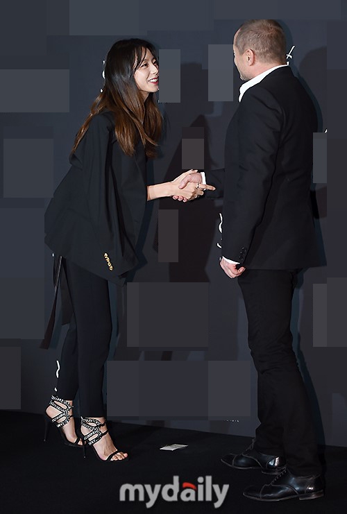 Diện cả cây đen nhưng vợ Bae Yong Joon vẫn đẹp nổi bật và sang chảnh - Ảnh 4.