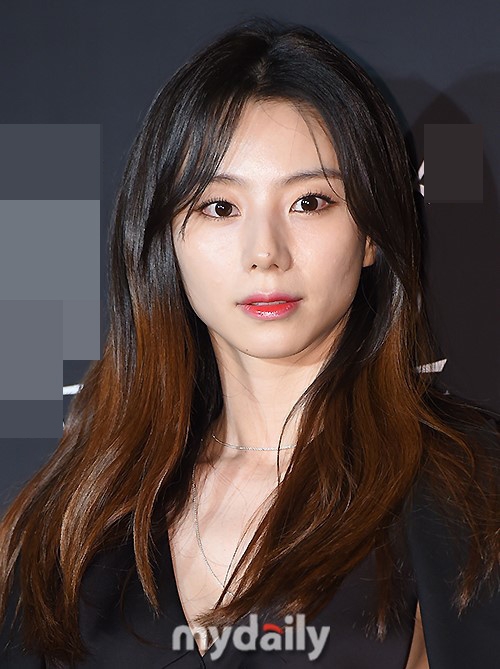 Diện cả cây đen nhưng vợ Bae Yong Joon vẫn đẹp nổi bật và sang chảnh - Ảnh 5.