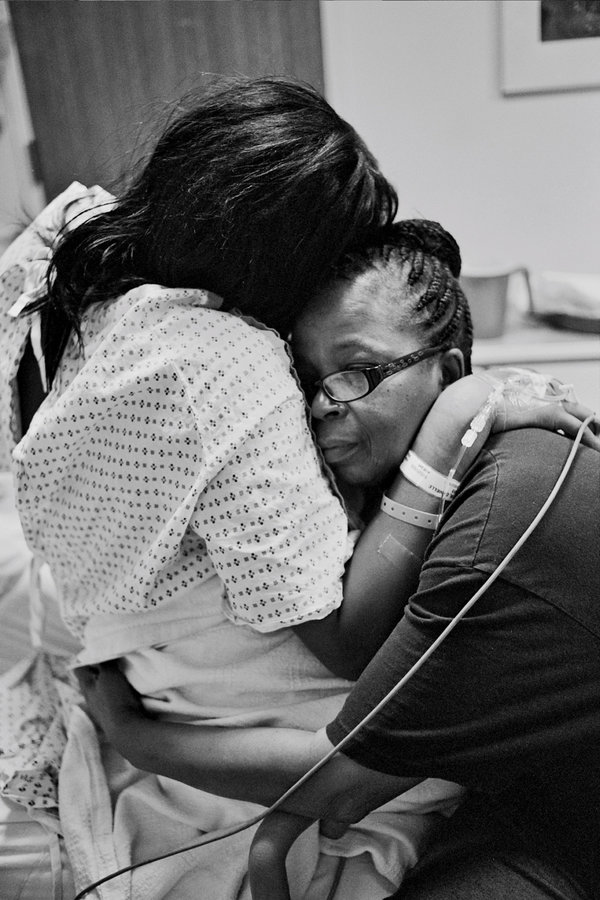 Những hình ảnh xúc động chạm đến trái tim triệu người khi mẹ cùng con gái “vượt cạn” - Ảnh 18.